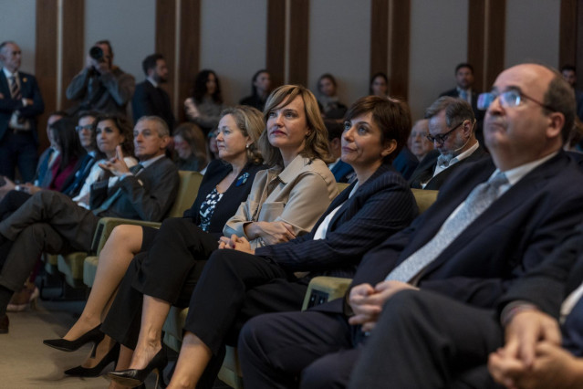 (I-D) La vicepresidenta primera y ministra de Asuntos Económicos y Transformación Digital, Nadia Calviño; la ministra de Educación y Formación Profesional, Pilar Alegría; la ministra Portavoz y de Política Territorial, Isabel Rodríguez y el ministro de Cu