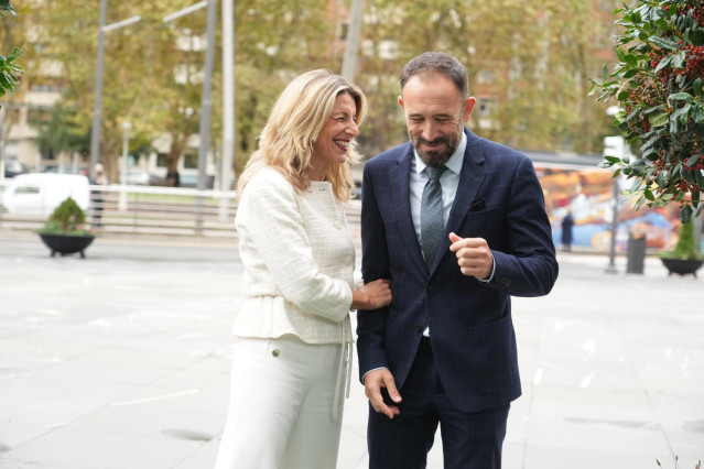 La vicepresidenta segunda y ministra de Trabajo y Economía Social, Yolanda Díaz, y el delegado del Gobierno en el País Vasco, Denis Itxaso, conversan este lunes en Bilbao.