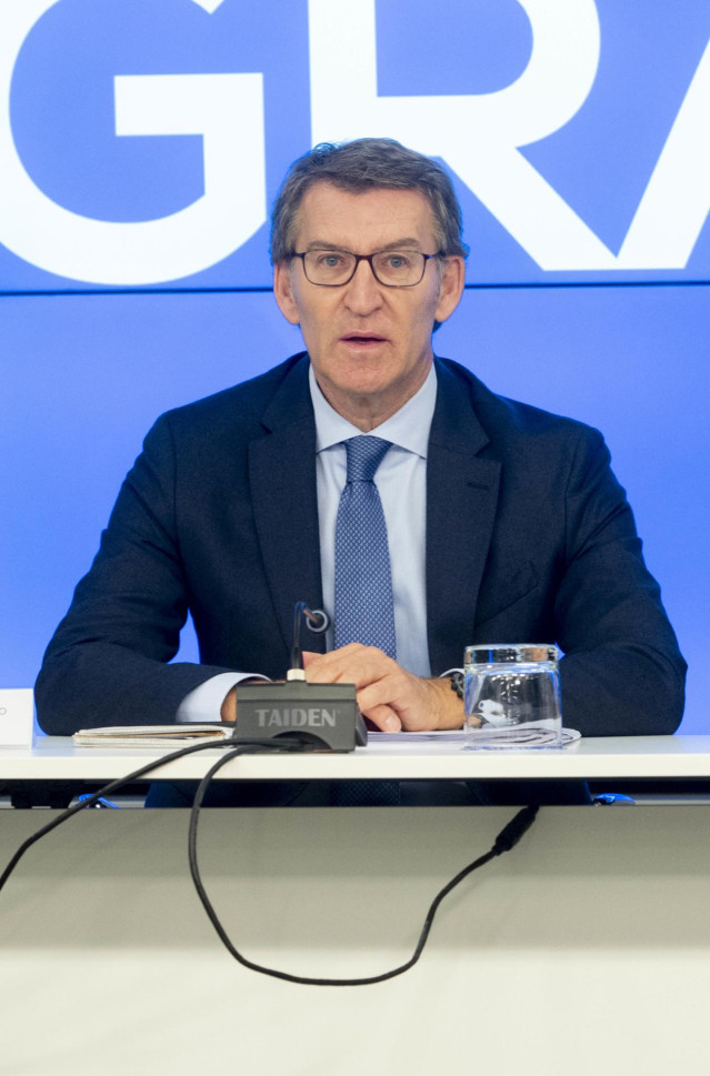 El presidente del PP, Alberto Núñez Feijóo, ofrece una rueda de prensa tras presidir la reunión del Comité Ejecutivo Nacional del PP, en la sede nacional del PP, a 14 de noviembre de 2022, en Madrid (España). El comité se ha celebrado el mismo día en el q
