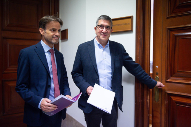 El portavoz del PSOE en el Congreso, Patxi López (d), y el presidente del grupo parlamentario de Unidas Podemos en el Congreso, Jaume Asens (i).