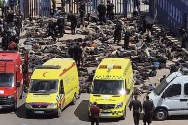Archivo - Policías de Marruecos retienen amontonados a inmigrantes subsaharianos tras un intento de asalto a la valla fronteriza de Melilla
