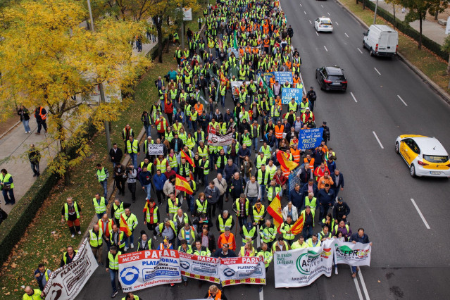 Decenas de personas participan en la manifestación de transportistas, a 14 de noviembre de 2022, en Madrid (España).