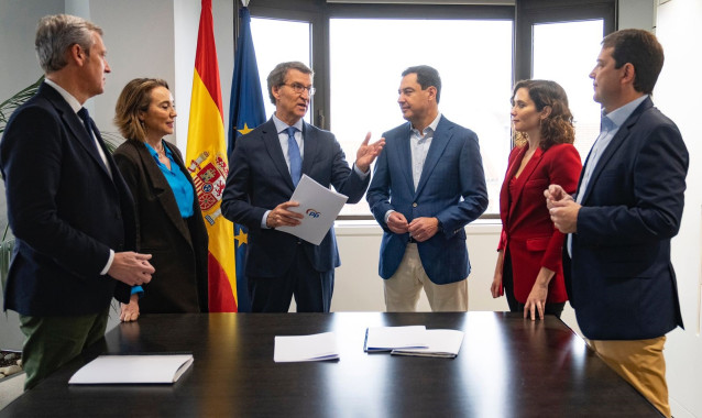 El líder del PP, Alberto Núñez Feijóo, conversa con varios presidentes del PP: Isabel Díaz Ayuso, Juanma Moreno, Alfonso Fernández Mañueco y Alfonso Rueda. Les acompaña la secretaria general del PP, Cuca Gamarra.
