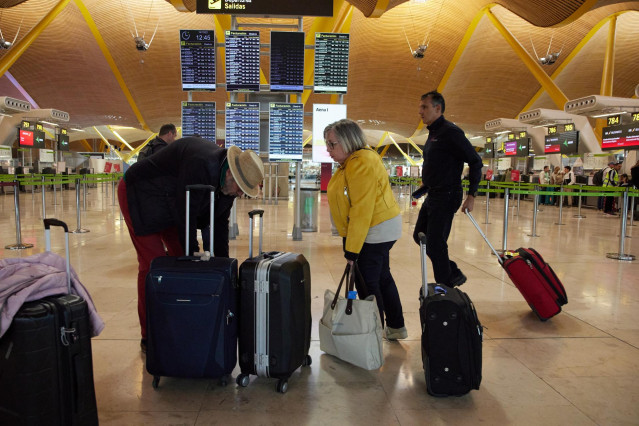 Archivo - Pasajeros en la zona de facturación de la Terminal 4 del aeropuerto en el día que se inaugura la nueva Terminal de Autobuses de la T4 en el Aeropuerto Adolfo Suárez Madrid- Barajas, a 14 de octubre de 2022, en Madrid (España).