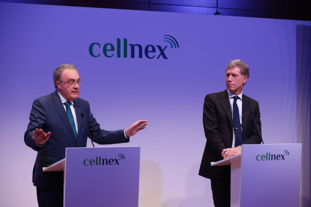 Archivo - El consejero delegado de Cellnex, Tobias Martínez, y el presidente de la firma, Bertrand Khan, durante la rueda de prensa previa a la junta de accionistas celebrada este jueves 28 de abril en Madrid.