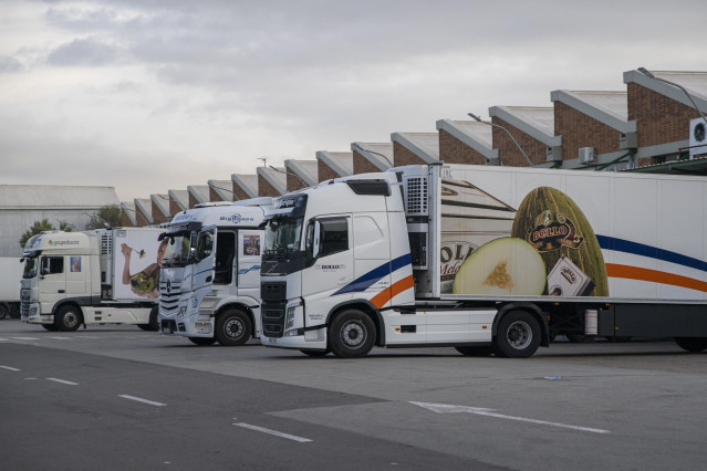 Varios camiones estacionados en las inmediaciones de Mercabarna, el día que ha comenzado la huelga de transportistas, a 14 de noviembre de 2022, en Barcelona, Catalunya (España).