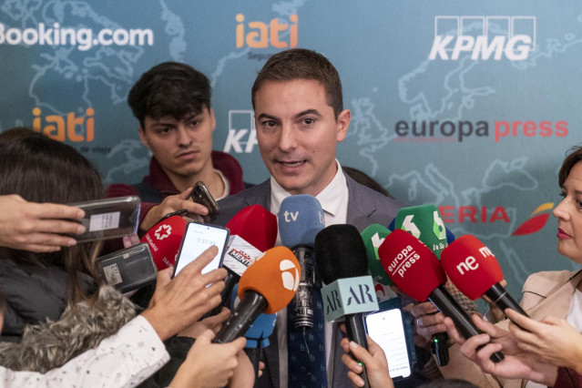 El secretario general del PSOE madrileño, Juan Lobato, ofrece declaraciones a los medios, durante la I Jornada de Turismo de Europa Press,