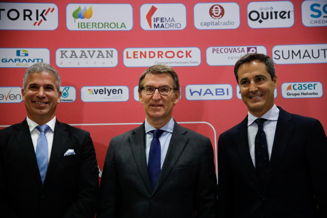 El presidente de Ganvam, Raúl Palacios (1i), y el presidente del Partido Popular, Alberto Núñez Feijóo (c), posan en un photocall en la inauguración de la segunda edición de eXpo Ganvam, a 15 de noviembre de 2022, en Madrid (España). El congreso anual eXp