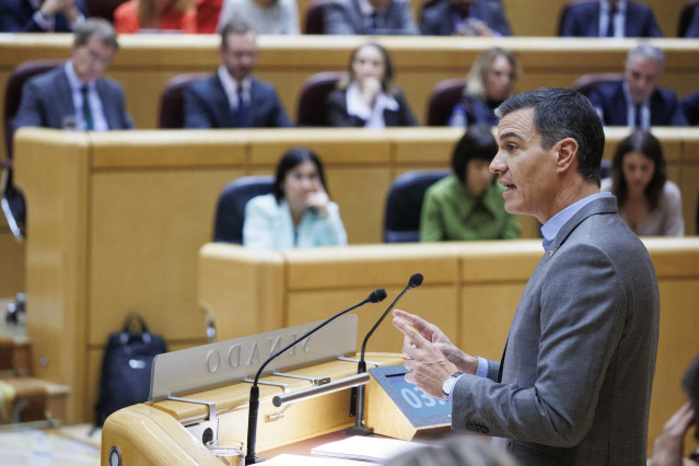 El presidente del Gobierno, Pedro Sánchez, interviene durante su segundo 'cara a cara' en el Senado, a 18 de octubre de 2022, en Madrid (España). Sánhez y Feijóo viven este martes un nuevo debate en el Senado donde buscan 