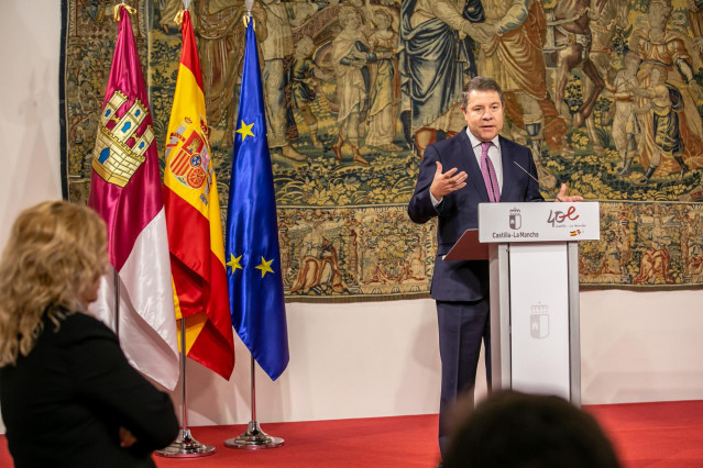 El presidente de Castilla-La Mancha, Emiliano García-Page, firma en el Palacio de Fuensalida, el convenio de colaboración entre la Junta de Comunidades de Castilla-La Mancha y la Fundación Quercus