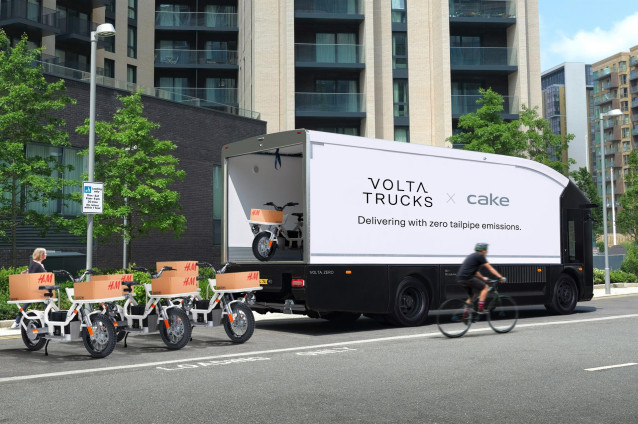 Archivo - Volta Trucks y la compañía de motocicletas eléctricas Cake se unen para ofrecer un microhub móvil eléctrico para entregas de mercancías de la última milla