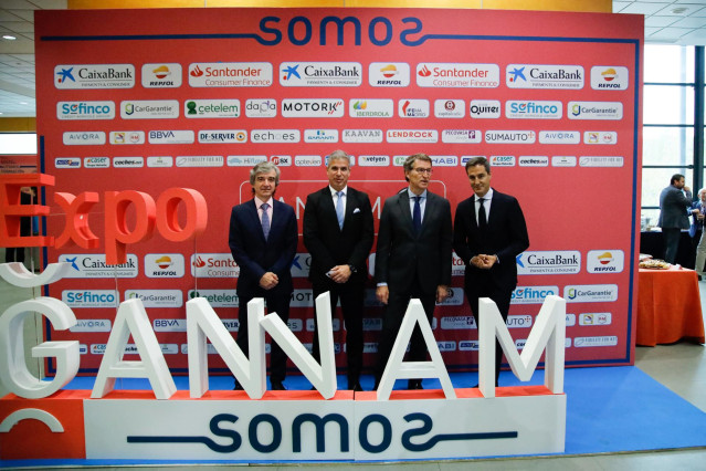 El presidente de Ganvam, Raúl Palacios (2i), y el presidente del Partido Popular, Alberto Núñez Feijóo (2d), posa en un photocall en la inauguración de la segunda edición de eXpo Ganvam, a 15 de noviembre de 2022, en Madrid (España). El congreso anual eXp