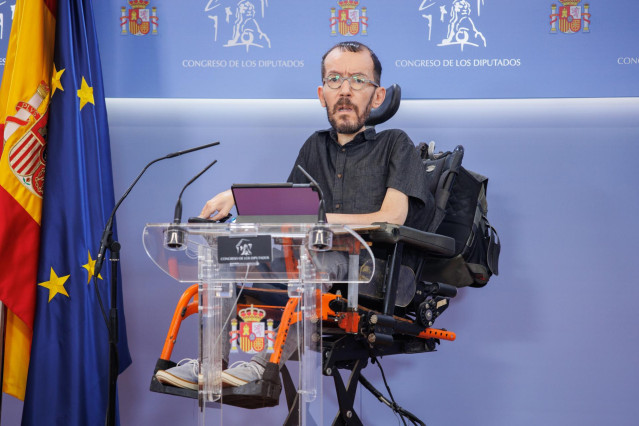 El portavoz de Unidas Podemos en el Congreso, Pablo Echenique, durante una rueda de prensa anterior a la Junta de Portavoces en el Congreso de los Diputados, a 15 de noviembre de 2022, en Madrid (España). Durante la rueda de prensa, han sido objeto de pre