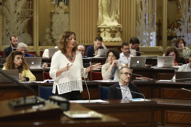 La presidenta del Govern, Francina Armengol, interviene en el pleno del Parlament.