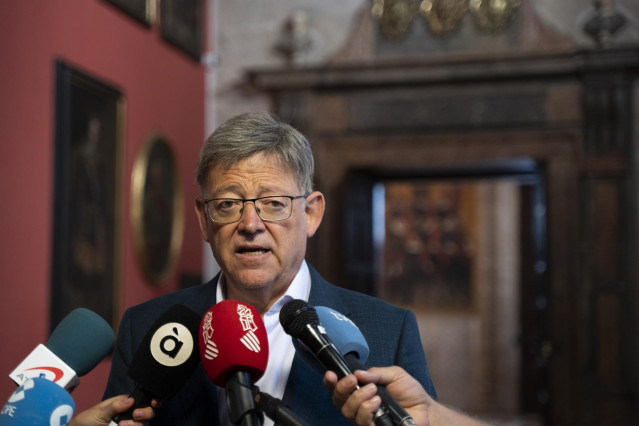 Archivo - Ximo Puig atiende a los medios en imagen de archivo