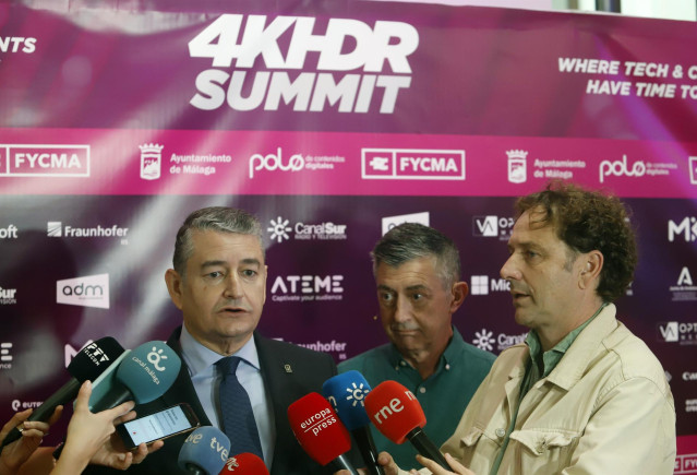 El consejero de la Presidencia, Interior, Diálogo Social y Simplificación Administrativa, Antonio Sanz, atiende a los medios antes de participar en la 4K HDR Summit 15 de noviembre de 2022 en Málaga, Andalucía.