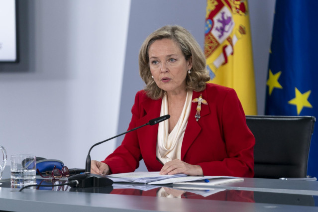 La vicepresidenta primera y ministra de Asuntos Económicos y Transformación Digital, Nadia Calviño, en una rueda de prensa posterior al Consejo de Ministros en Moncloa, a 15 de noviembre de 2022, en Madrid (España). El Consejo de Ministros ha aprobado hoy