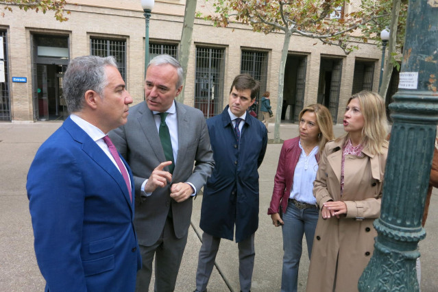 El coordinador general del PP, Elías Bendodo, con el presidente del PP Aragón, Jorge Azcón, y otros dirigentes de la formación en la región.