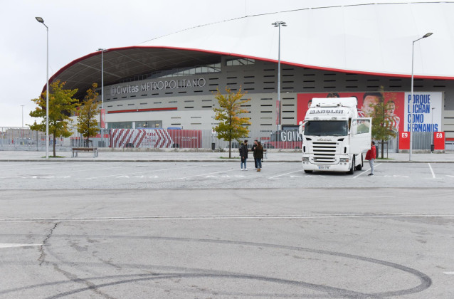 Una cabeza tractora durante la segunda jornada de la huelga de transportistas, en las inmediaciones del Estadio Wanda Metropolitano, a 15 de noviembre de 2022, en Madrid