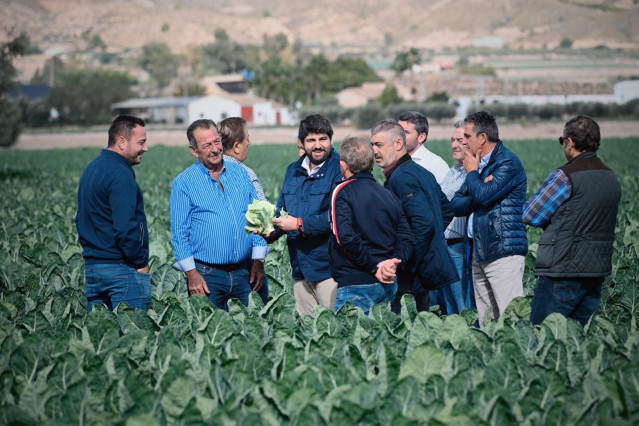 El presidente de la Región de Murcia, Fernando López Miras, junto a representes de organizaciones del sector hortofrutícola, durante la visita a una empresa de Totana (Murcia)