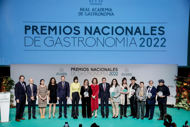 Foto de familia de los 47º Premios Nacionales de Gastronomía, en el Auditorio 400 del Museo Nacional del Centro de Arte Reina Sofía en Madrid (España).