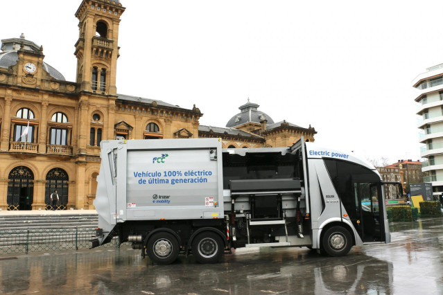 Archivo - Camión eléctrico de Irizar para recogida de basura en San Sebastián