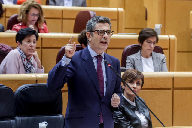 El ministro de la Presidencia, Relaciones con las Cortes y Memoria Democrática, Félix Bolaños, en una sesión de control al Gobierno, en el Senado, a 15 de noviembre de 2022, en Madrid (España).