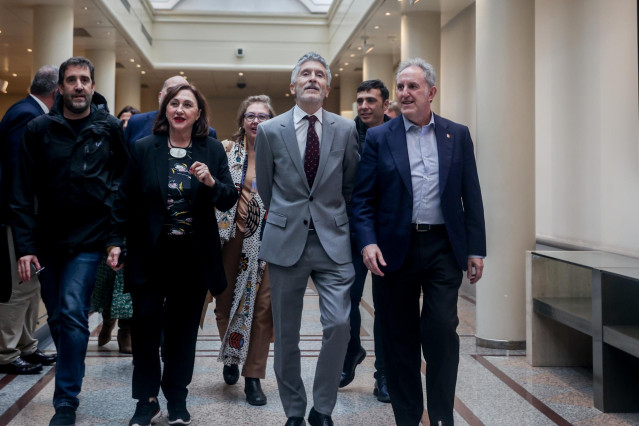 El ministro del Interior, Fernando Grande-Marlaska (c), a su llegada a una sesión de control al Gobierno, en el Senado, a 15 de noviembre de 2022, en Madrid (España).