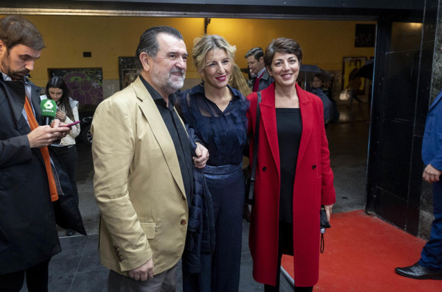 (I-D)El periodista de elDiario.es Arsenio Escolar, la ministra de Trabajo, Yolanda Díaz, y la Ceo de elDIario.es, Rosalía Lloret, en su llegada a la representación del espectáculo ‘Diario Vivo’, en el Teatro Fígaro, a 15 de noviembre de 2022, en Madrid.