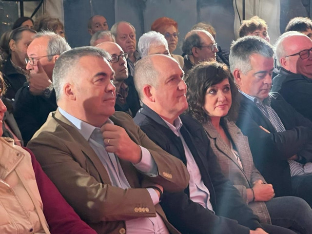 Santos Cerdán, secretario de Organización del PSOE, con el candidato socialista a la alcaldía de Barakaldo, Carlos Fernández.