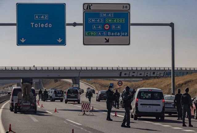 Archivo - Agentes de la Guardia Civil realizan un control de movilidad en la autovía A42, a la altura de Illescas, Toledo, Castilla-La Mancha (España), a 30 de octubre de 2020. El cierre perimetral de Castilla-La Mancha y el toque de queda entre las 00.00