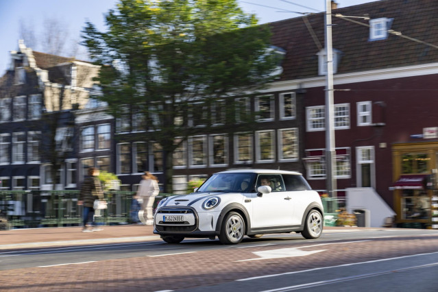 La versión Nanuq White del Mini Cooper SE Resolute Edition
