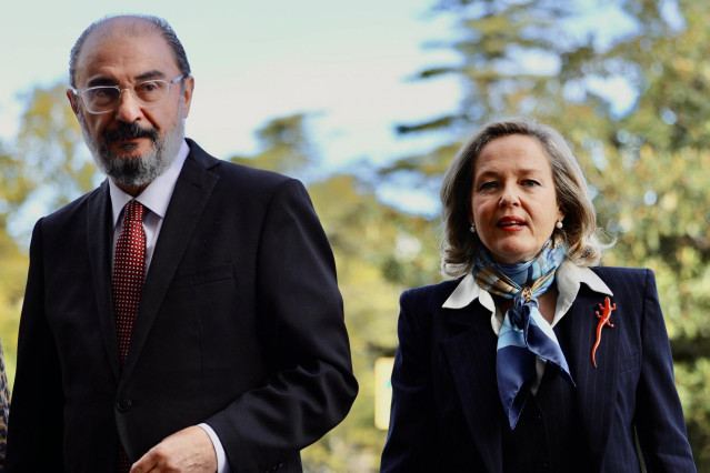 La vicepresidenta primera y ministra de Asuntos Económicos y Transformación Digital, Nadia Calviño, y el presidente de Aragón, Javier Lambán, llegan a una reunión de trabajo, en la sede del Gobierno de Aragón.