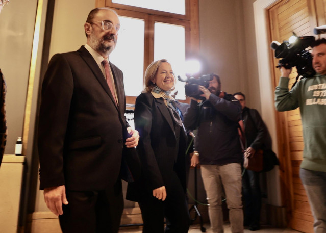 La vicepresidenta primera y ministra de Asuntos Económicos y Transformación Digital, Nadia Calviño, y el presidente de Aragón, Javier Lambán.