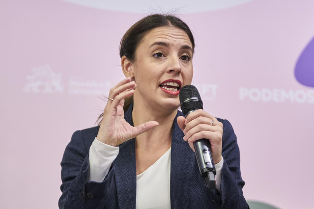 La ministra de Igualdad, Irene Montero, interviene durante la celebración de la 'Uni de otoño' en la Facultad de Ciencias Políticas de la Universidad Complutense de Madrid, a 5 de noviembre de 2022, en Madrid (España).