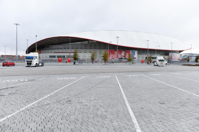 Dos cabezas tractoras durante la segunda jornada de la huelga de transportistas, en las inmediaciones del Estadio Wanda Metropolitano, a 15 de noviembre de 2022, en Madrid