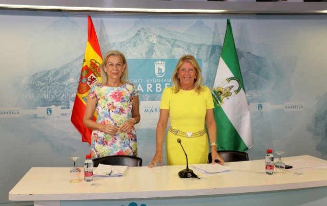 Archivo - La alcaldesa de Marbella, Ángeles Muñoz, y la concejala de Ordenación del Territorio, María Francisca Caracuel