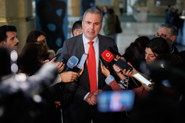 El portavoz de Vox en el Ayuntamiento de Madrid, Javier Ortega Smith, ofrece declaraciones a los medios de comunicación
