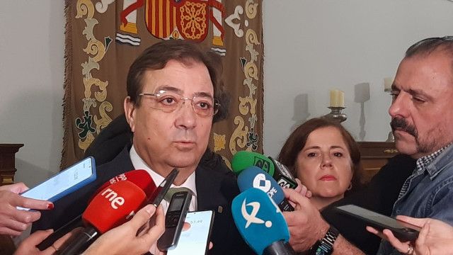 El presidente de la Junta de Extremadura, Guillermo Fernández Vara, atiende a los medios en Badajoz
