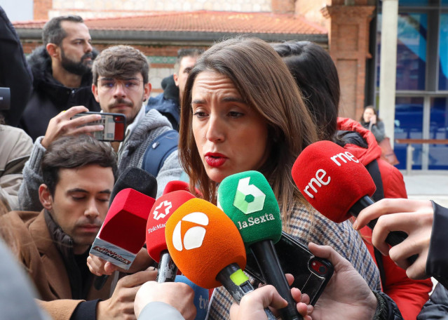 La ministra de Igualdad, Irene Montero, ofrece declaraciones a los medios durante el acto 'A ti te importa: Estrategia de Erradicación de la violencia contra la Infancia y Adolescencia', a 16 de noviembre de 2022, en Madrid (España). El Ministerio de Dere