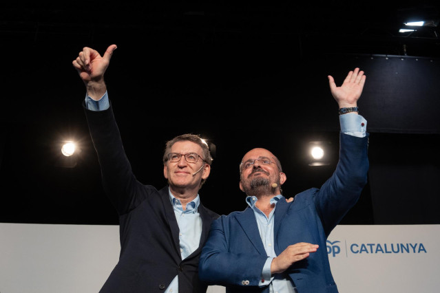 El presidente del PP de Cataluña, Alejandro Fernández (d), y el presidente del PP, Alberto Núñez Feijóo (i), saludan en la inauguración de la ronda de convenciones sectoriales del PP en la Biblioteca Francesca Bonnemaison, a 21 de octubre de 2022, en Barc