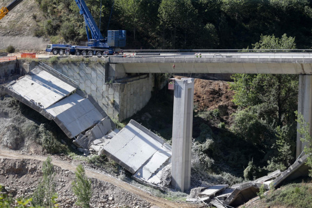 Archivo - Grúas trabajan durante el desmontaje de las pilas 1 y 2 del viaducto de O Castro, en el kilómetro 430 sentido A Coruña de la autovía A-6, en Vega de Valcarce, a 21 de septiembre de 2022, en Vega de Valcarce, León, Castilla y León (España). El de
