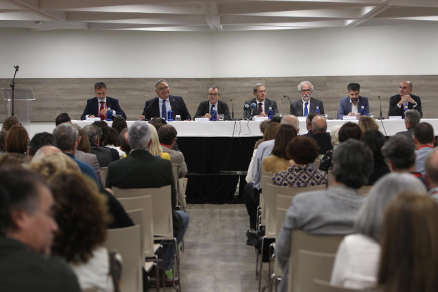 El presidente en funciones del Tribunal Supremo, Francisco Marín Castán (c), el presidente del TSJIB, Carlos Gómez (3d), el fiscal superior de Baleares, Tomeu Barceló (2i), y el vicepresidente del Govern, Juan Pedro Yllanes (3i), asisten a la  a la inaugu