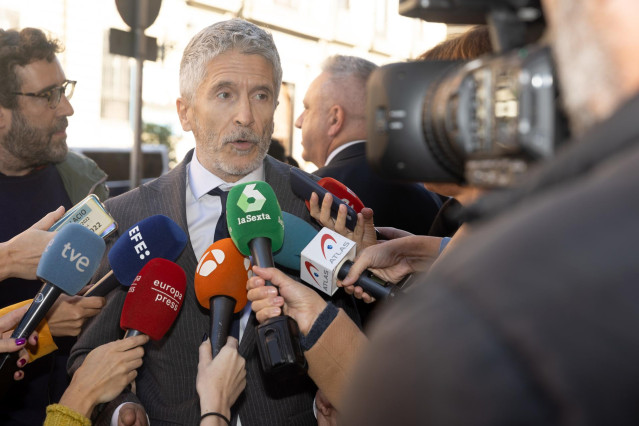 El ministro del Interior, Fernando Grande-Marlaska, atiende a los medios de comunicación.