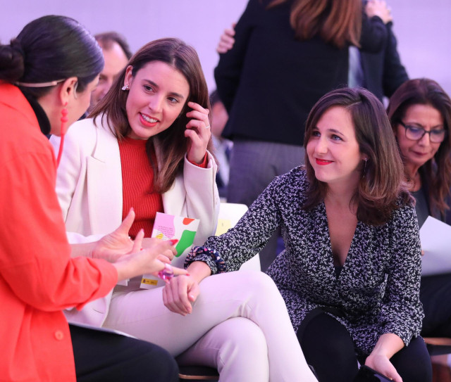 (I-D) La periodista Nerea Pérez de las Heras, la ministra de Igualdad, Irene Montero (i), y la ministra de Derechos Sociales y Agenda 2030, Ione Belarra Urteaga (d)