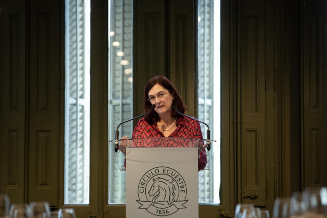 Archivo - La presidenta de la Comisión Nacional de los Mercados, Cani Fernández Vicién, interviene durante el coloquio presencial y telemático 'CNMC, competencia y regulación eficiente' en el Círculo Ecuestre, a 29 de marzo de 2022, en Barcelona, Cataluña