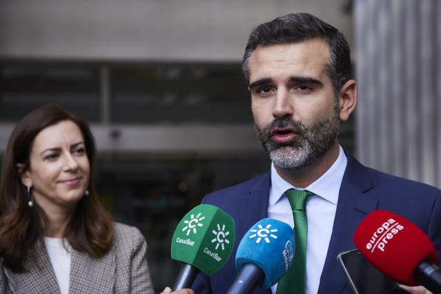 El consejero de Sostenibilidad, Medio Ambiente y Economía Azul de la Junta de Andalucía y portavoz del gobierno, Ramón Fernández-Pacheco, atiende a los medios de comunicación en una imagen de archivo
