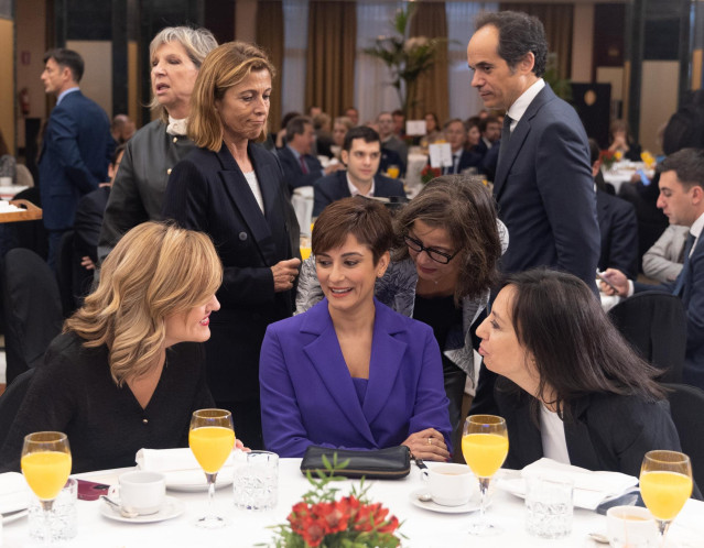(I-D) La ministra de Educación y Formación Profesional, Pilar Alegría; la ministra de Política Territorial y Portavoz del Gobierno, Isabel Rodríguez y la delegada del gobierno en la Comunidad de Madrid, Mercedes González, durante el desayuno informativo d
