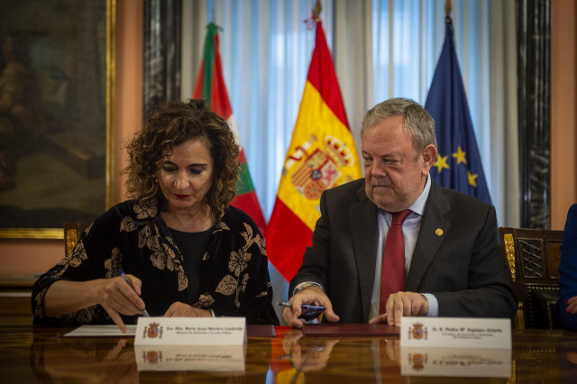 La ministra de Hacienda y Función Pública, María Jesús Montero, y el consejero de Economía y Hacienda del Gobierno Vasco, Pedro Azpiazu, conversan durante la Comisión Mixta del Concierto Económico, en la sede del Ministerio de Hacienda, a 17 de noviembre