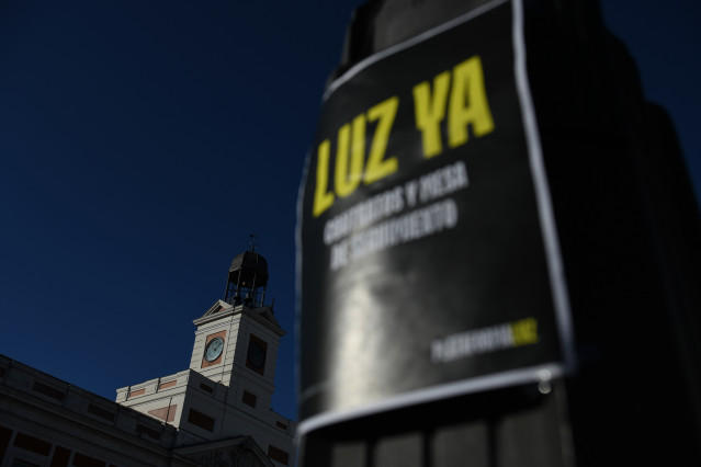 Archivo - Varias personas, con pancartas que rezan 'Luz Ya'. Archivo.